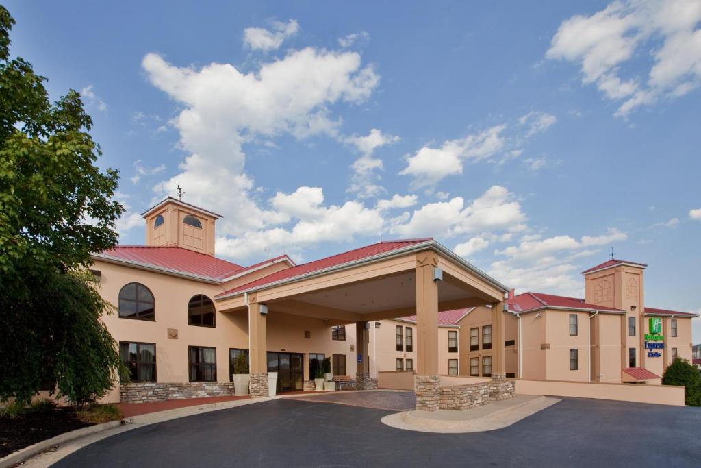 Holiday Inn Express Hotel & Suites Waynesboro-Route 340 an IHG Hotel - main image