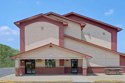 Super 8 by Wyndham Waynesburg - image 11