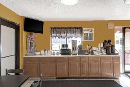 Super 8 by Wyndham Waynesburg - image 12