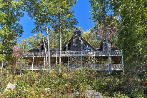 Luxurious Waynesville Family Home with Gorgeous Views - main image