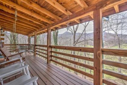 Serene Cabin in the Smokies with 2 Decks and Hot tub Waynesville