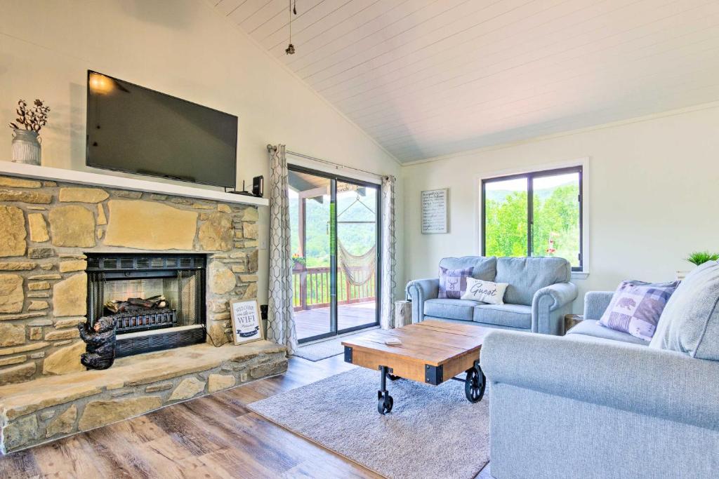 Beautiful Mountain Cabin with Fire Pit and Views! - image 2