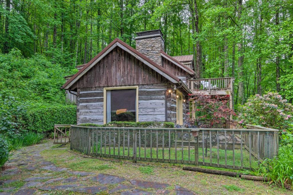 Charming Storybook Hideaway with Fire Pit! - main image