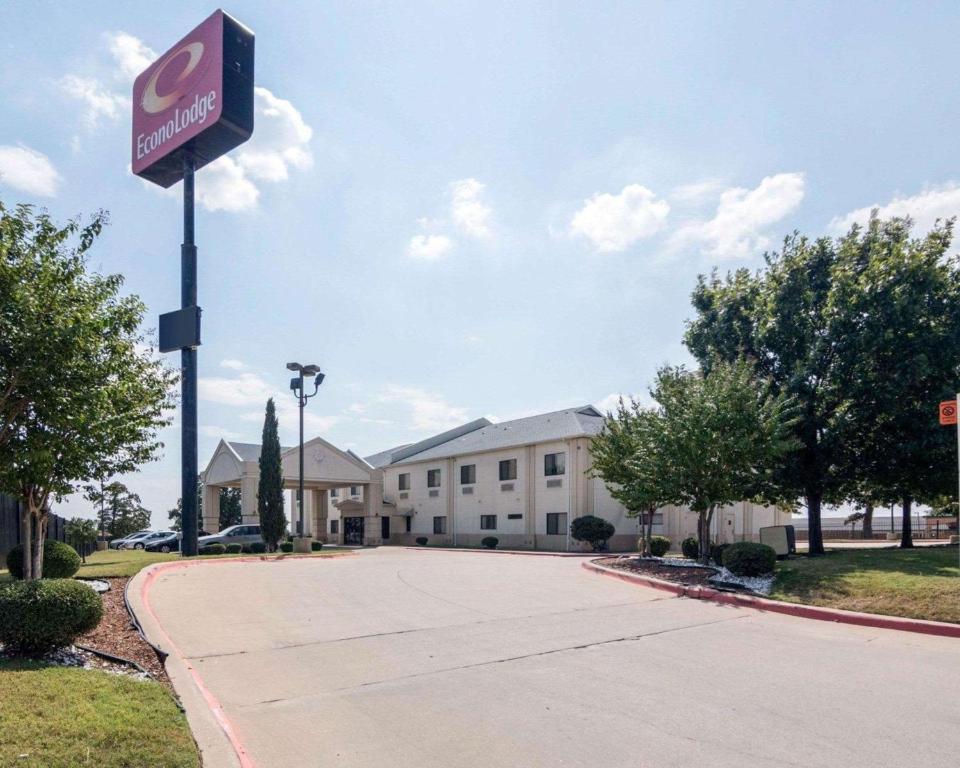 Econo Lodge Weatherford - image 2