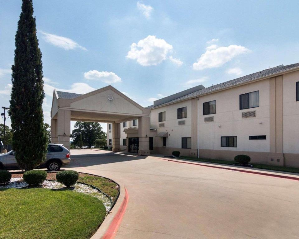 Econo Lodge Weatherford - image 3