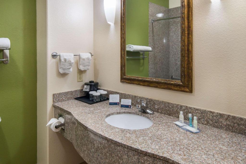 Clarion Inn and Suites Weatherford - image 7