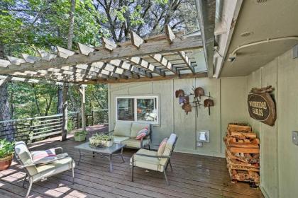 Cozy Junction City Cottage with Deck by Connor Creek Weaverville