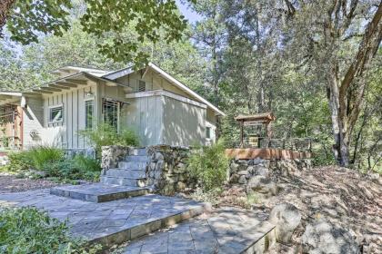 Cozy Junction City Cottage with Deck by Connor Creek! - image 13