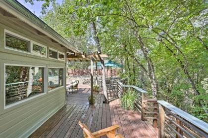 Cozy Junction City Cottage with Deck by Connor Creek! - image 3