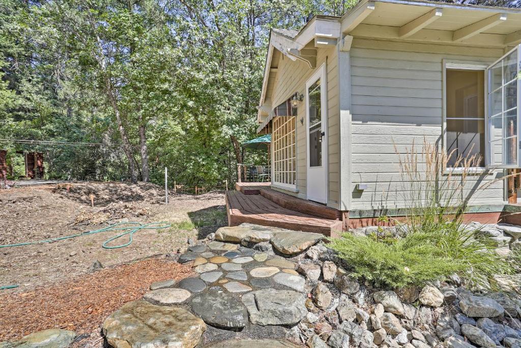 Cozy Junction City Cottage with Deck by Connor Creek! - image 6