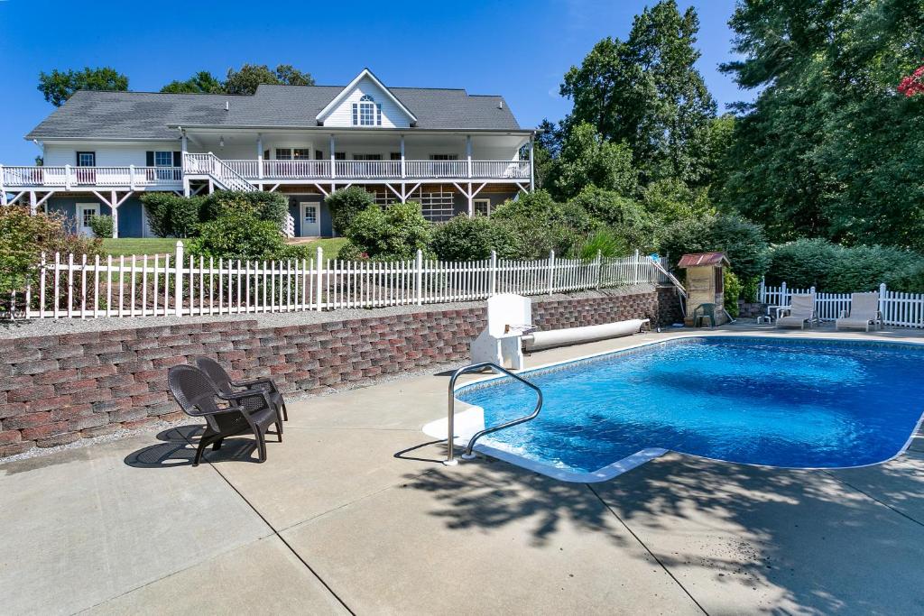 Brook Knoll · NEW! Beautiful Mtn Retreat w/Pool Near Asheville! - main image