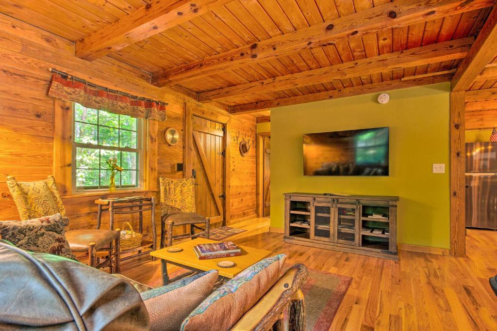 Cabin in the Woods Deck Game Room Hot Tub - main image