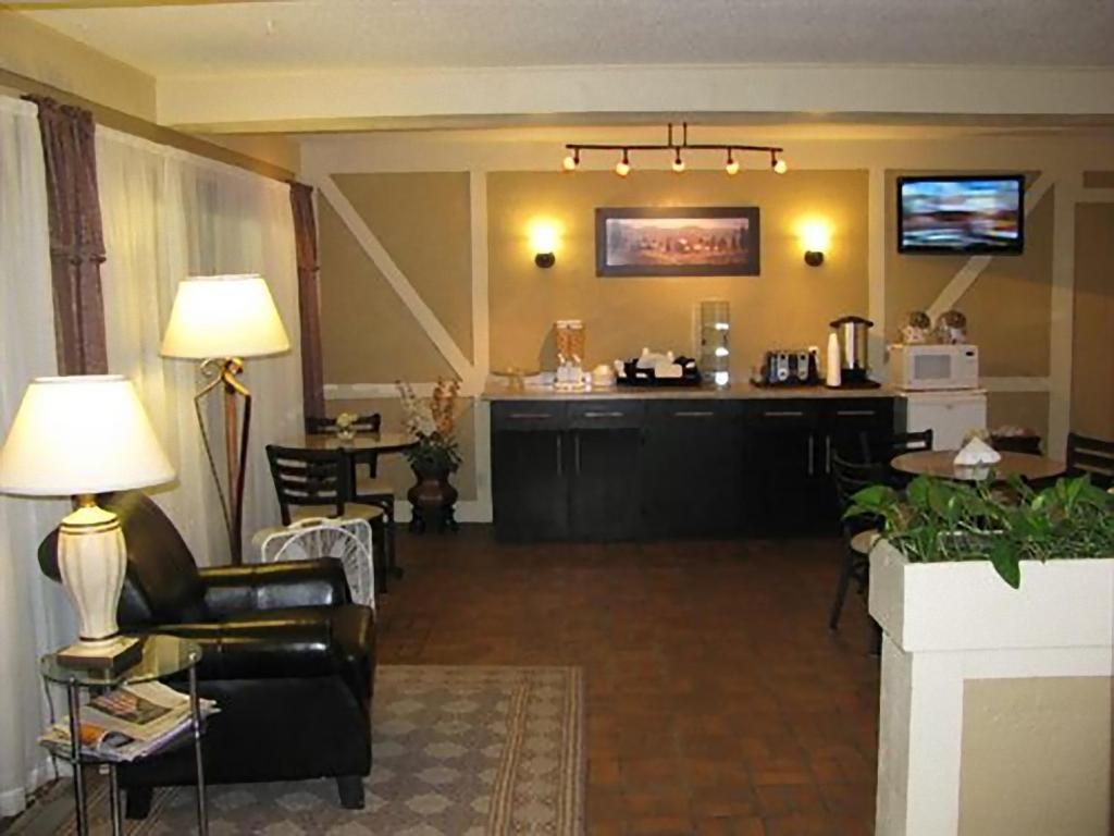 Americas Best Value Inn Webster City - image 5