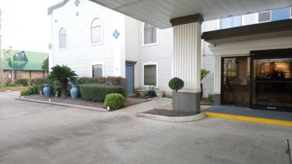 Days Inn & Suites by Wyndham Webster NASA-ClearLake-Houston - image 13