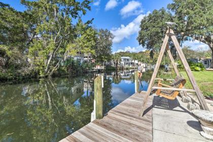 Bright and Fun Canalfront Bungalow with Kayaks and Canoe - image 10