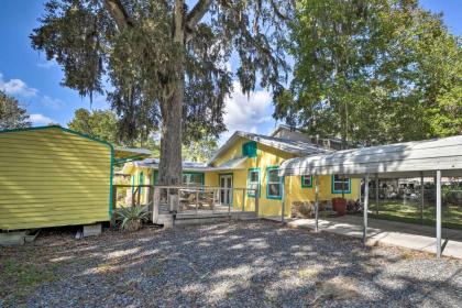 Bright and Fun Canalfront Bungalow with Kayaks and Canoe - image 12