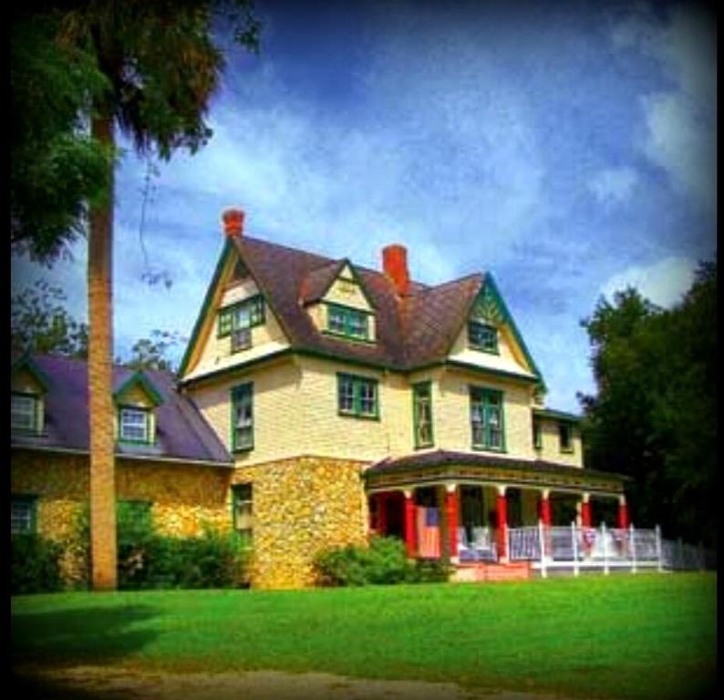 Shamrock Thistle & Crown B&B - image 4