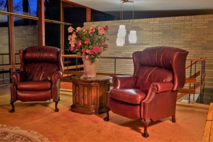 Impeccable 4-Bed House in Weirton - image 3