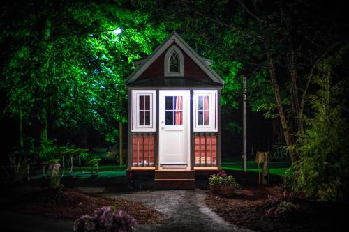 Mount Hood Village Scarlett Tiny House 3 - main image