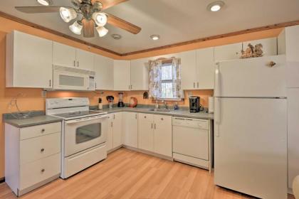 Wellsboro Single-Story Cabin with Screened Patio - image 10