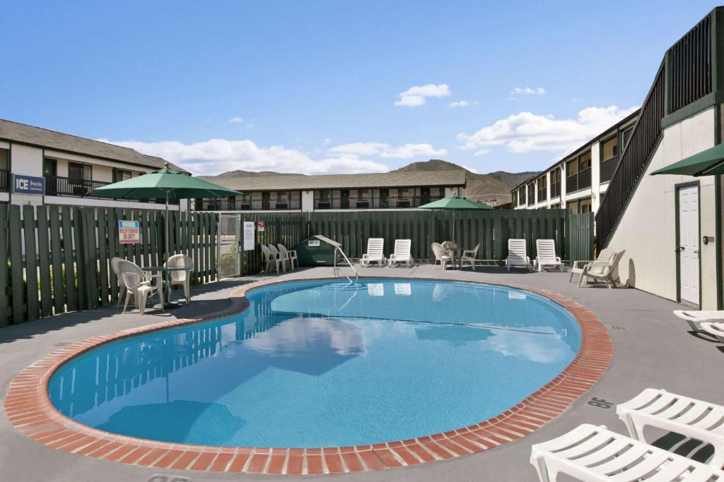 Travelodge by Wyndham Wenatchee - image 3