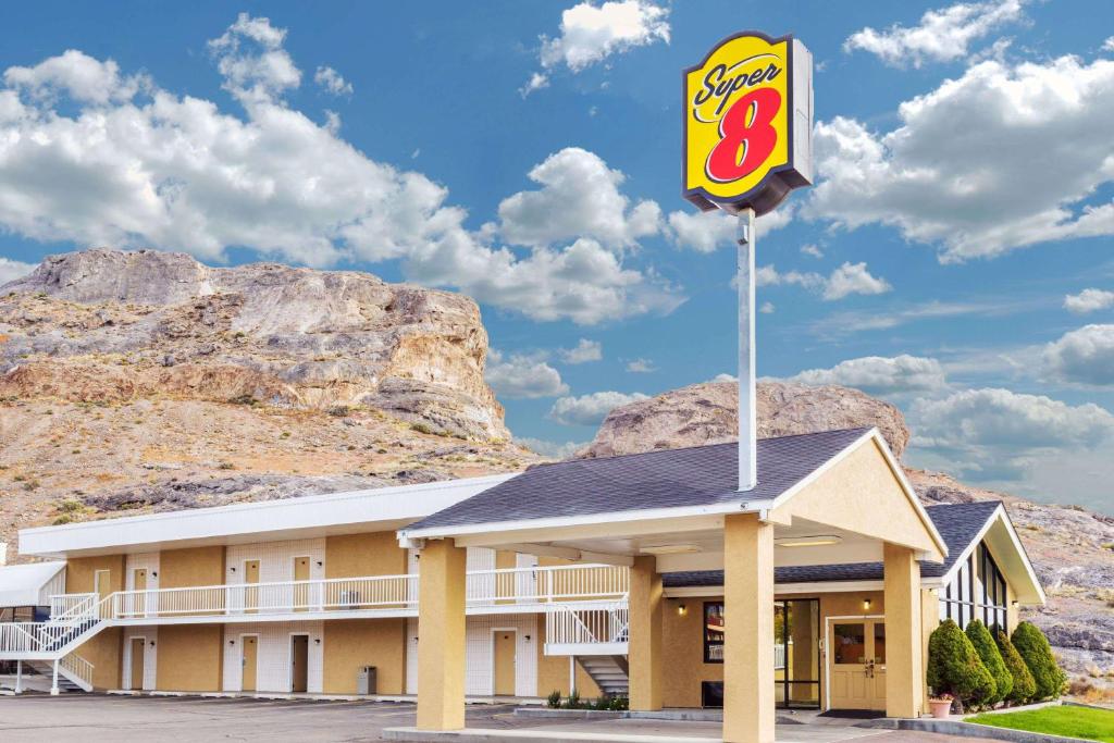 Super 8 by Wyndham Wendover - main image