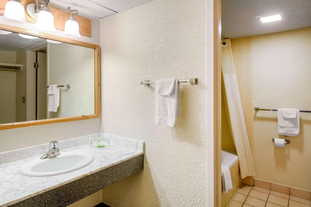 Quality Inn Stateline - image 7