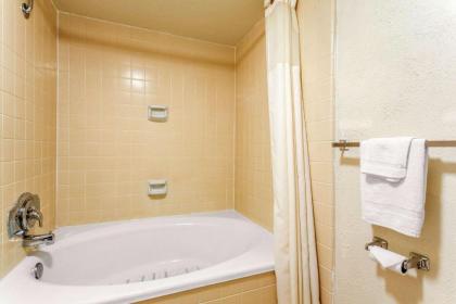 Quality Inn Stateline - image 9