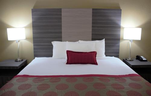 Ramada by Wyndham Wentzville - image 3