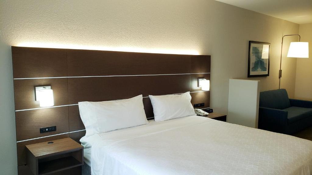 Holiday Inn Express Hotel and Suites Weslaco an IHG Hotel - image 2