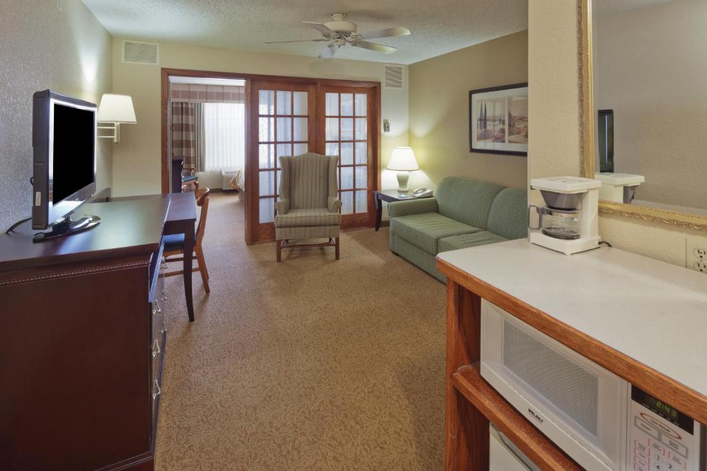 Country Inn & Suites by Radisson West Bend WI - image 2