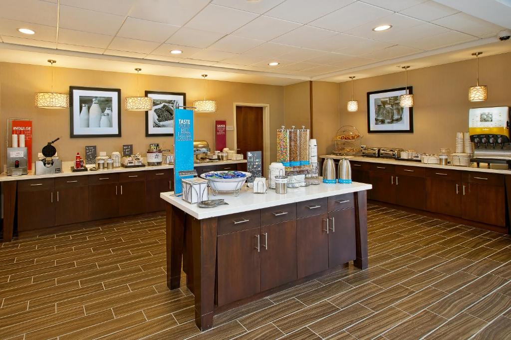 Hampton Inn Southfield/West Bloomfield - image 4