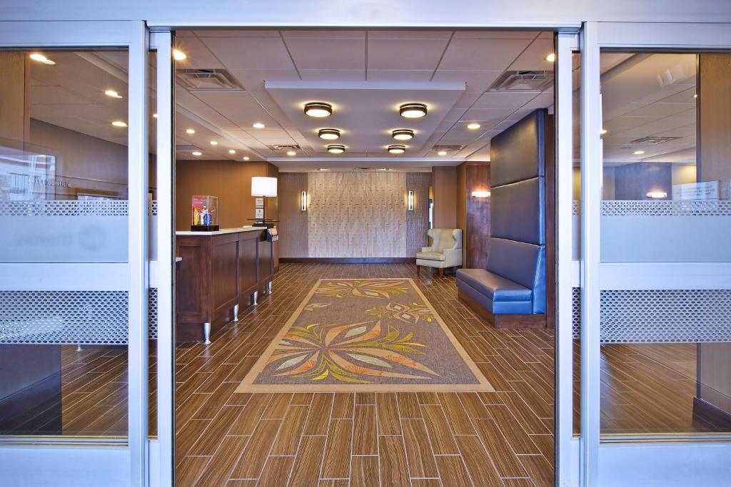 Hampton Inn Southfield/West Bloomfield - image 7