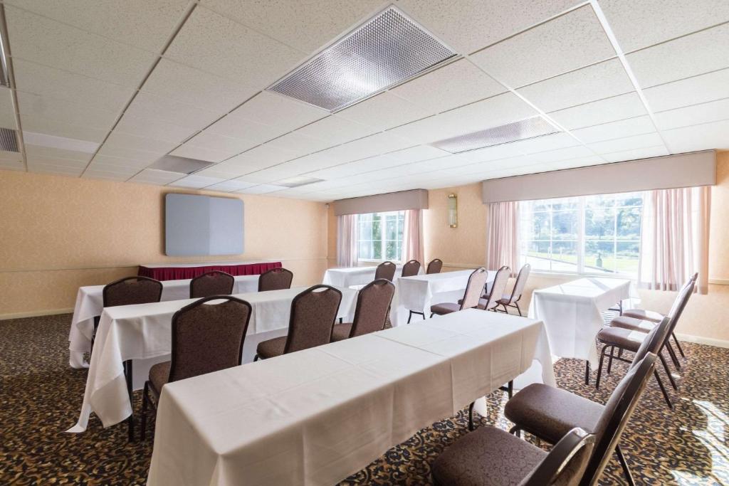 Quality Inn & Suites Conference Center West Chester - image 4