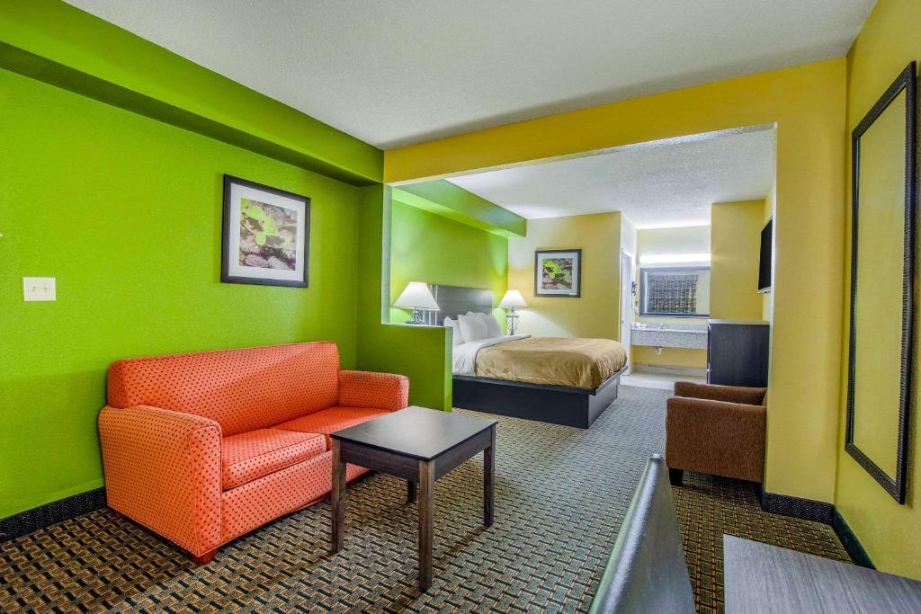 Quality Inn & Suites - image 5