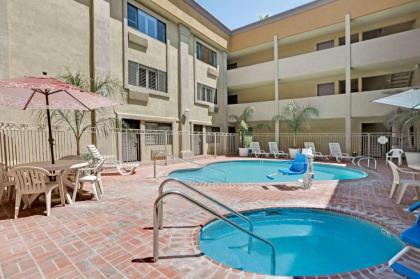 Days Inn by Wyndham West Covina - image 2