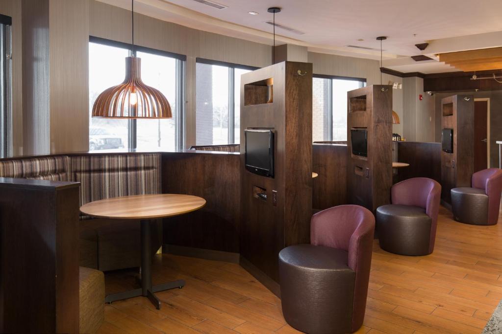 Courtyard by Marriott Des Moines West - image 7