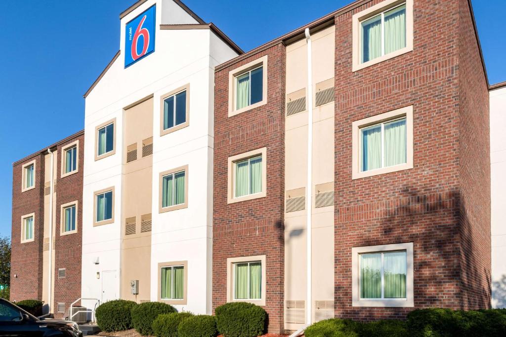 Motel 6-West Des Moines IA - image 2