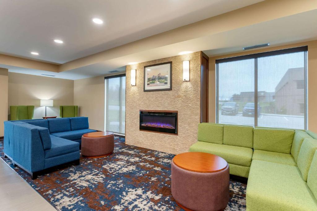 Comfort Inn & Suites West Des Moines - image 3