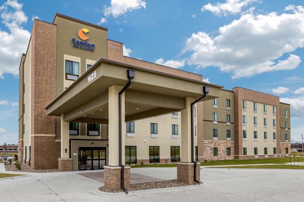 Comfort Inn & Suites West Des Moines - image 4