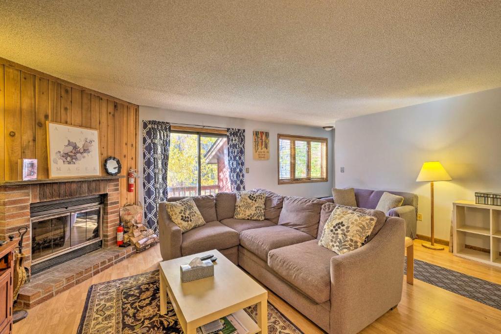 Primely Located Pad with View Less Than 1 Mi to Mt Snow - main image