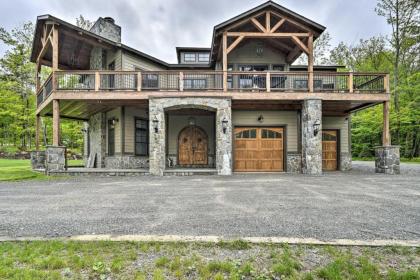 Elegant mtn Chalet with Deck 1 mi to mt Snow