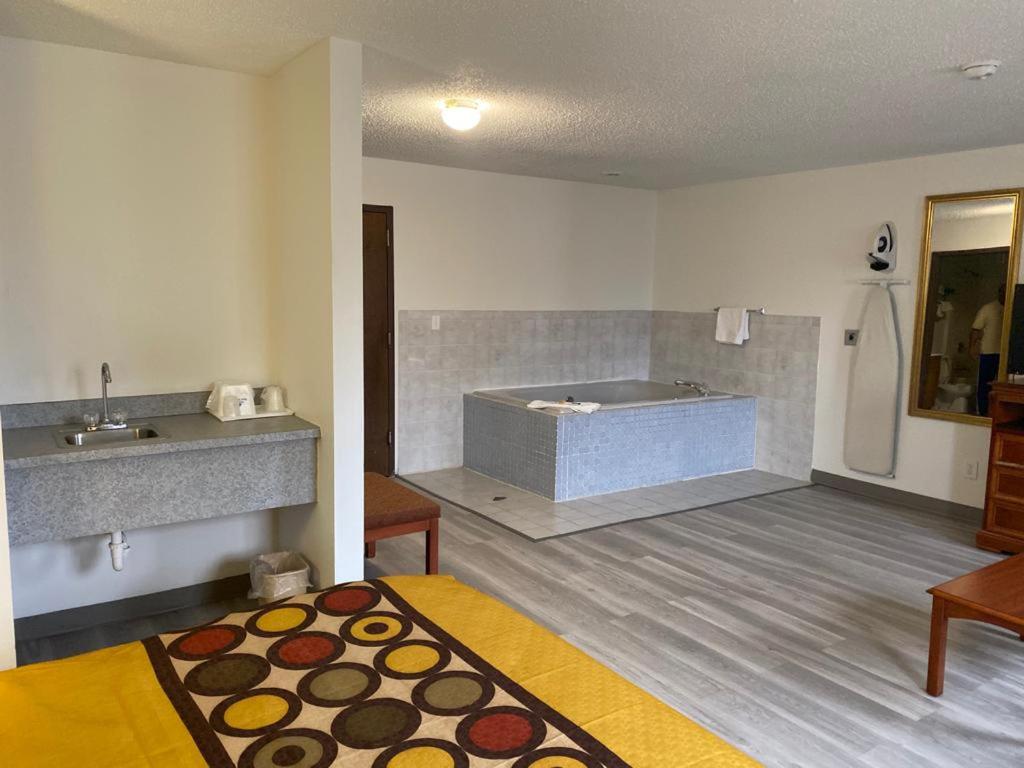 Americas Best Value Inn West Frankfort - image 6