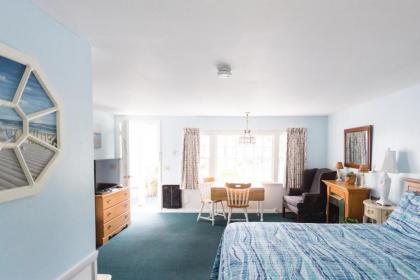 A Beach Breeze Inn - image 10