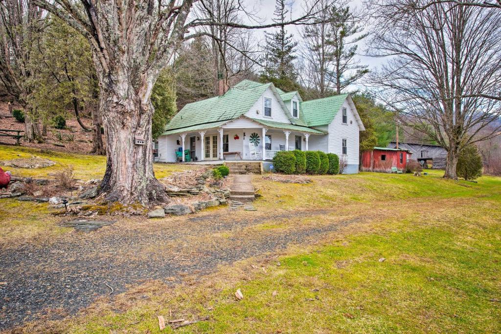 Lil Red Hen Cottage in the Boone Area with Hot Tub - main image