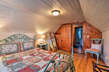 Lil Red Hen Cottage in the Boone Area with Hot Tub - image 3