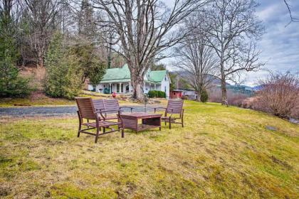 Lil Red Hen Cottage in the Boone Area with Hot Tub - image 7