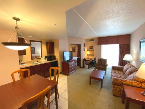 Four Points by Sheraton West Lafayette - image 2