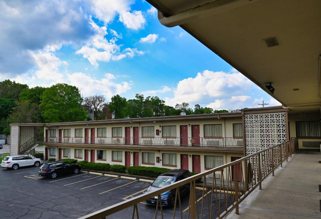 Campus Inn - image 4