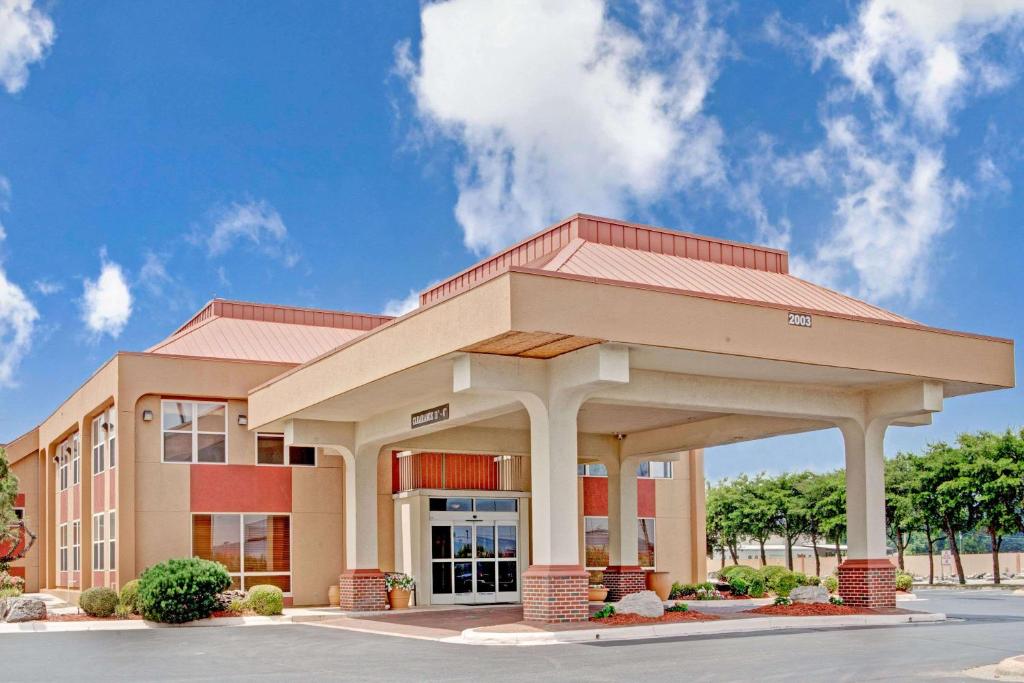 Ramada by Wyndham West Memphis - main image